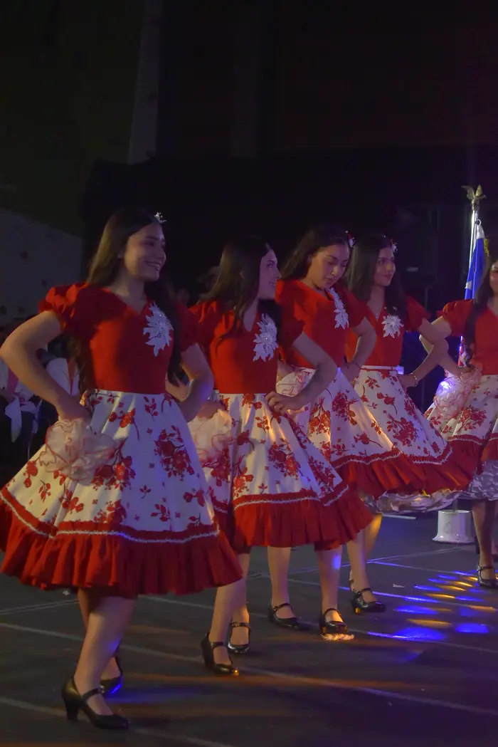 Falda roja al vuelo